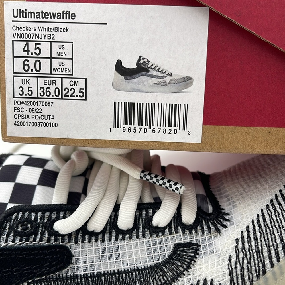 Vans WMNS Ultimatewaffle Checkers White/Black
VN0007NJYB2 Sneakers - Picture 16 of 16